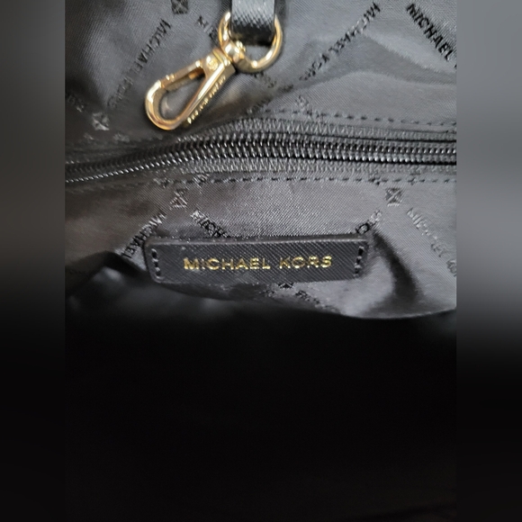 Michael Kors Jet Set Travel Medium Carryall Tote - Picture 8 of 11